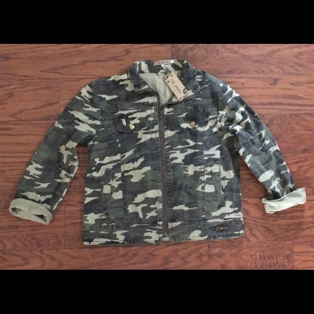 NWT The Hanger camo jacket. Small